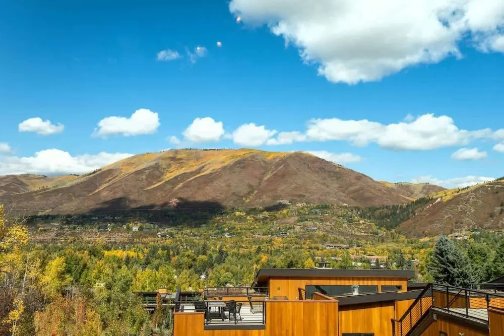 Snowline Lodge 4BR Home With Hot Tub, Pool & BBQ