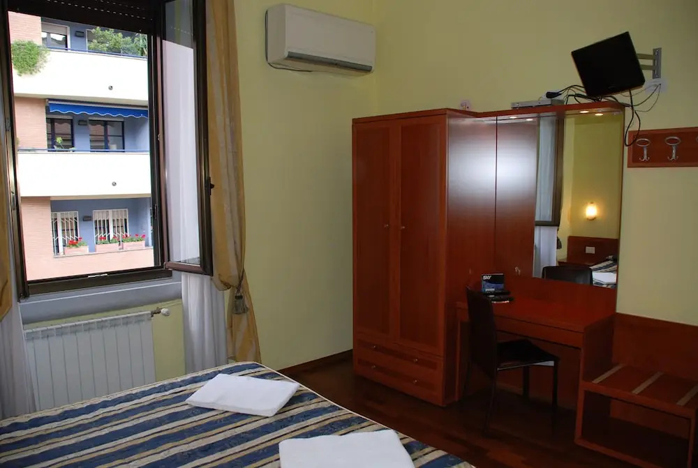 Standard Triple room