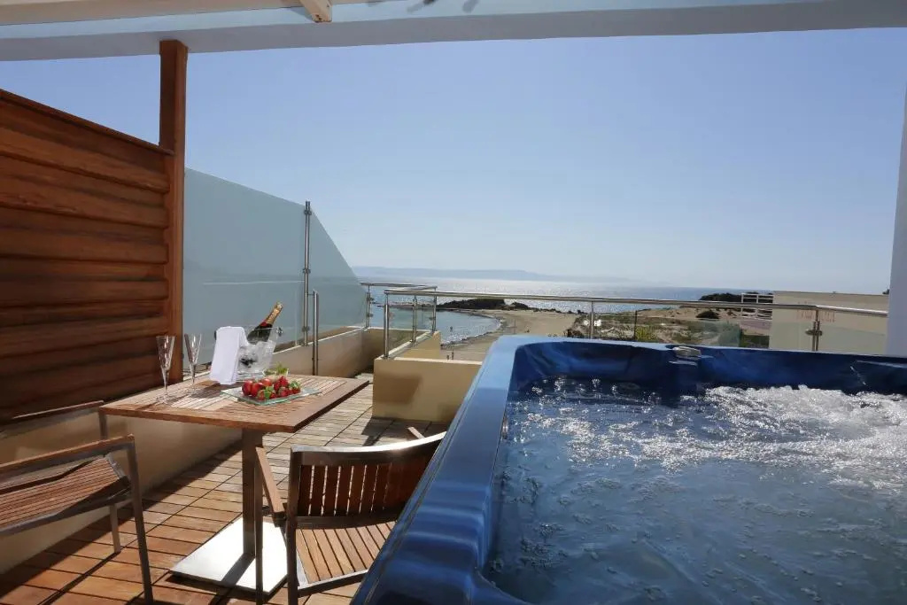 Deluxe Double room with sea view (full double bed)
