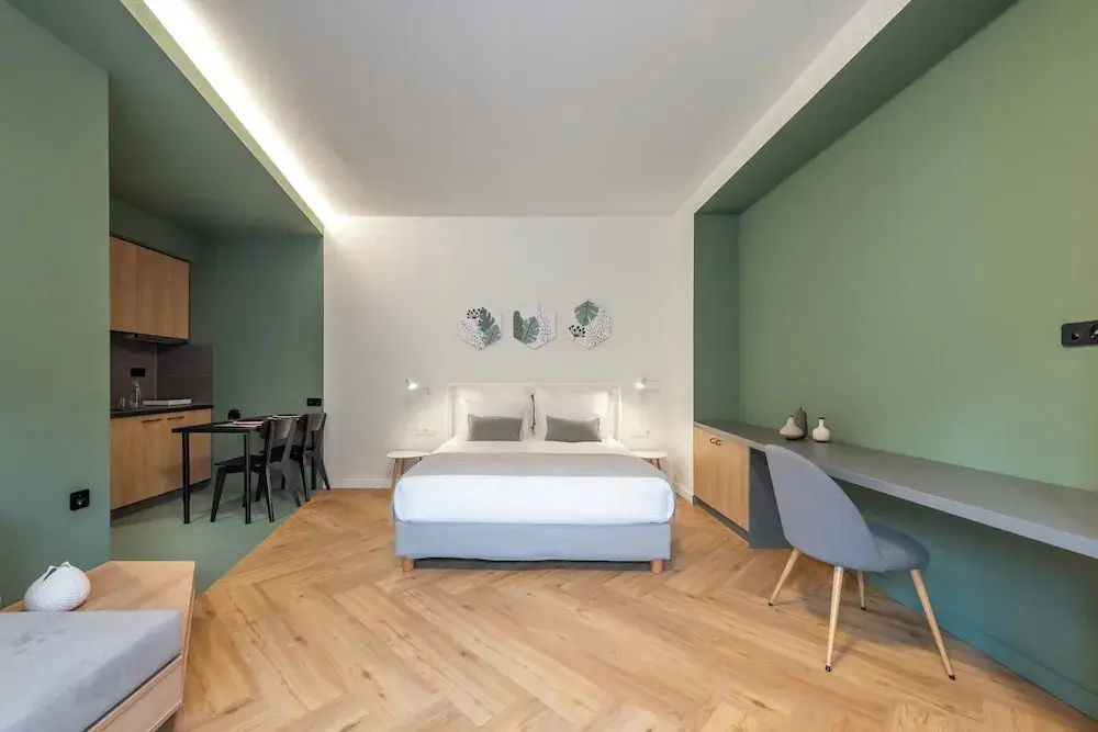 Suite with city view