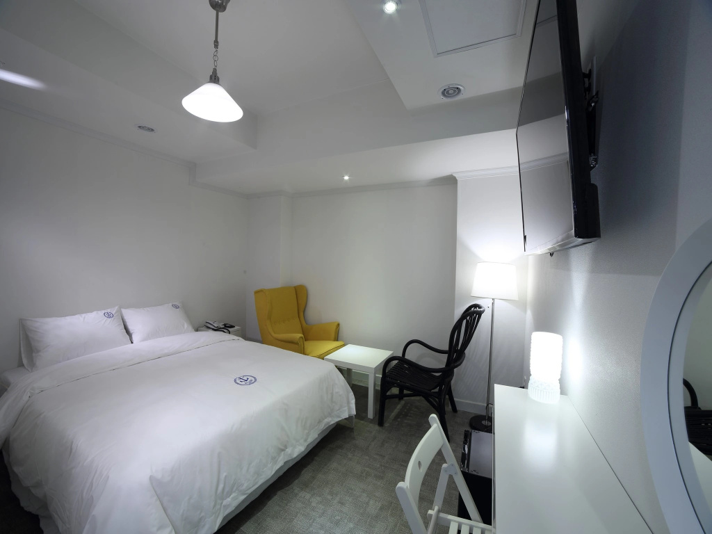 Deluxe Double room (full double bed)