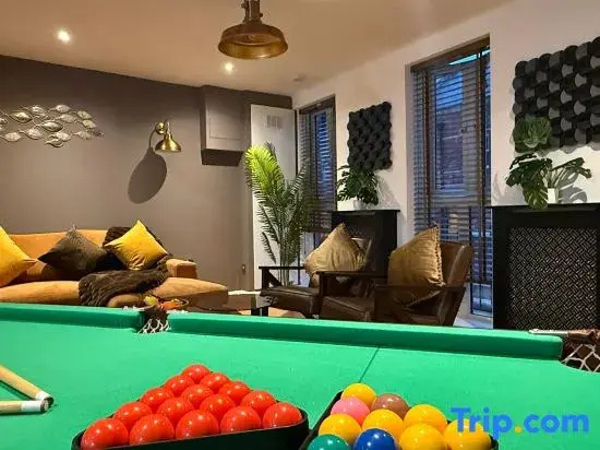Shoreditch, London 1 Bedroom Apartment with Spacious Living Room Sleeps 4