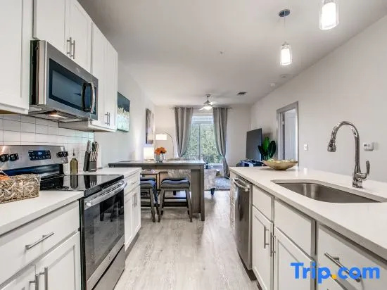 Luxury Riverwalk Condo Pool, Balcony, Parking