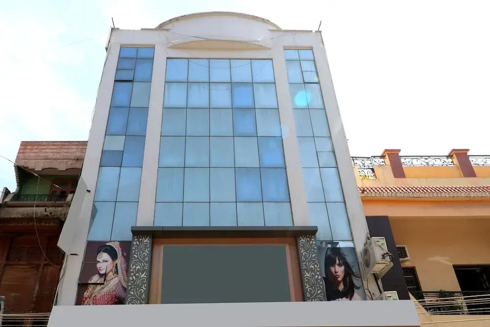 OYO Flagship Hotel Space