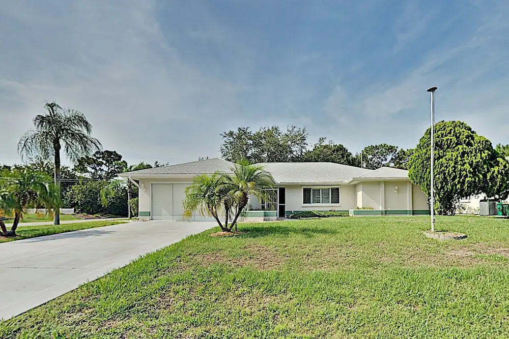 Corner Lot W/ Lanai & Private Pool 3 Bedroom Home
