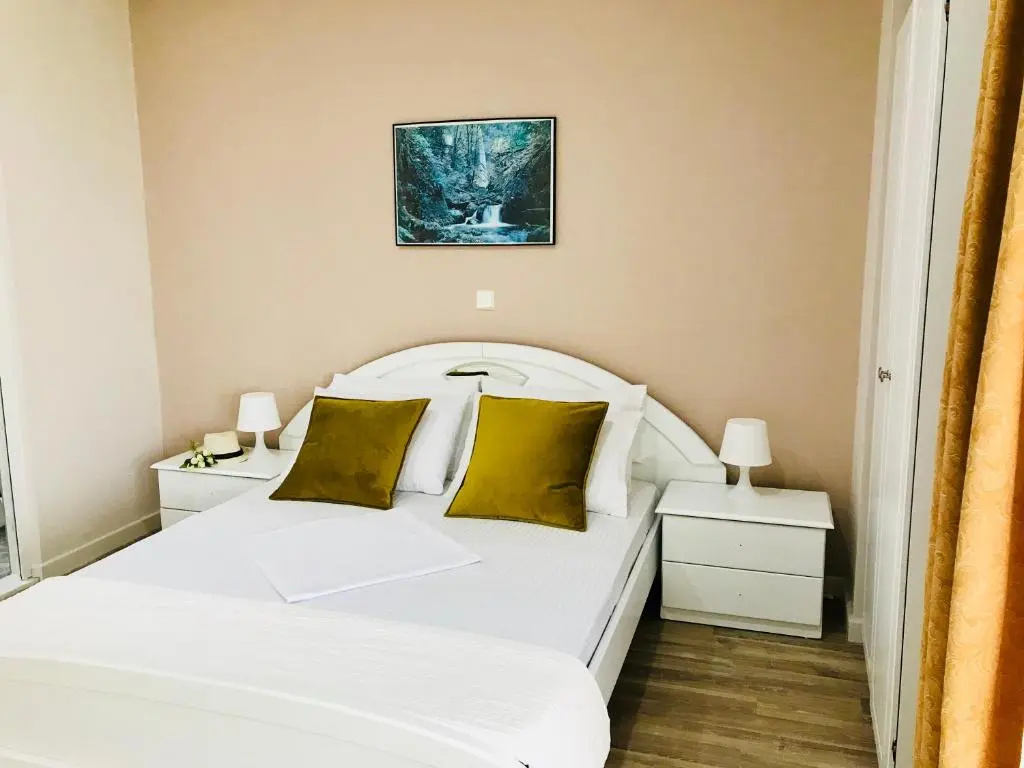 Standard Double room with balcony (full double bed)