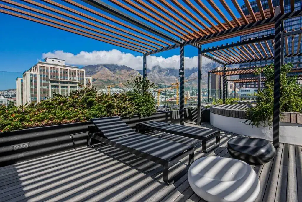 City Bowl Apartment with Rooftop Pool!