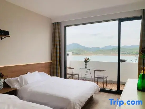 Standard Double room with lake view (twin beds)