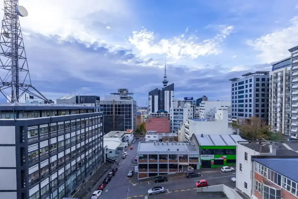 Light Filled Modern 1 Bedroom Apartment