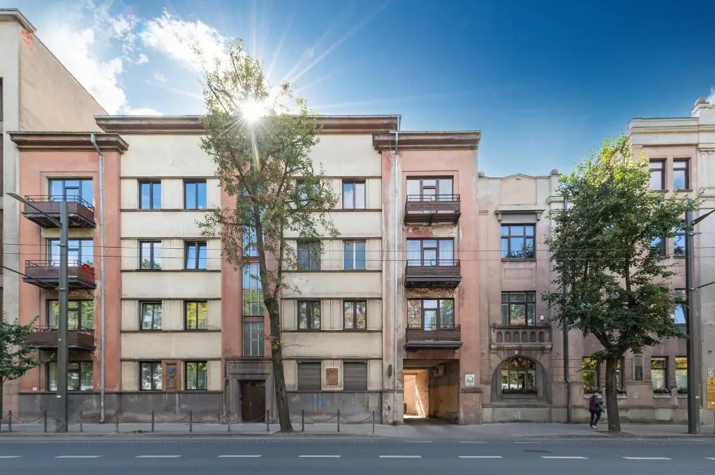 Downtown 4BD Master Apartment by Hostlovers