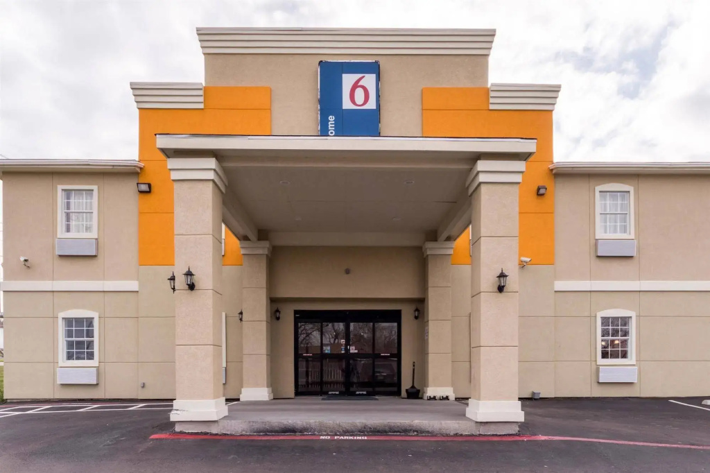 Motel 6 Jourdanton, TX