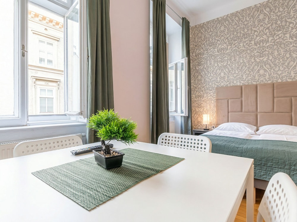 Lovely 2BR Near Belvedere Palace
