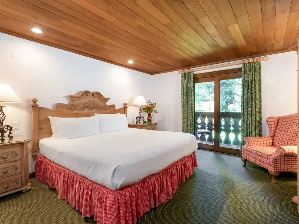 Standard Double room with balcony and with mountain view (full double bed)