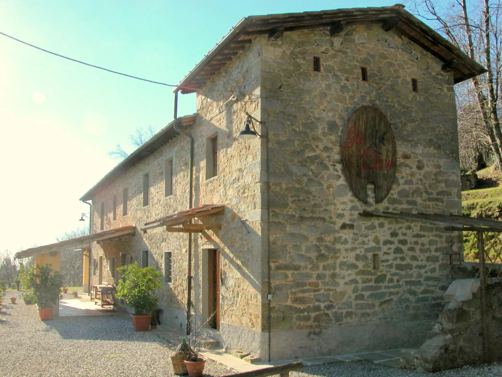 Vintage Cottage in Pescia with Jacuzzi