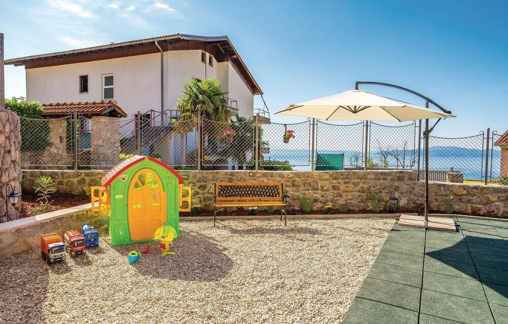 Stunning Home in Icici With 5 Bedrooms, Wifi and Outdoor Swimming Pool