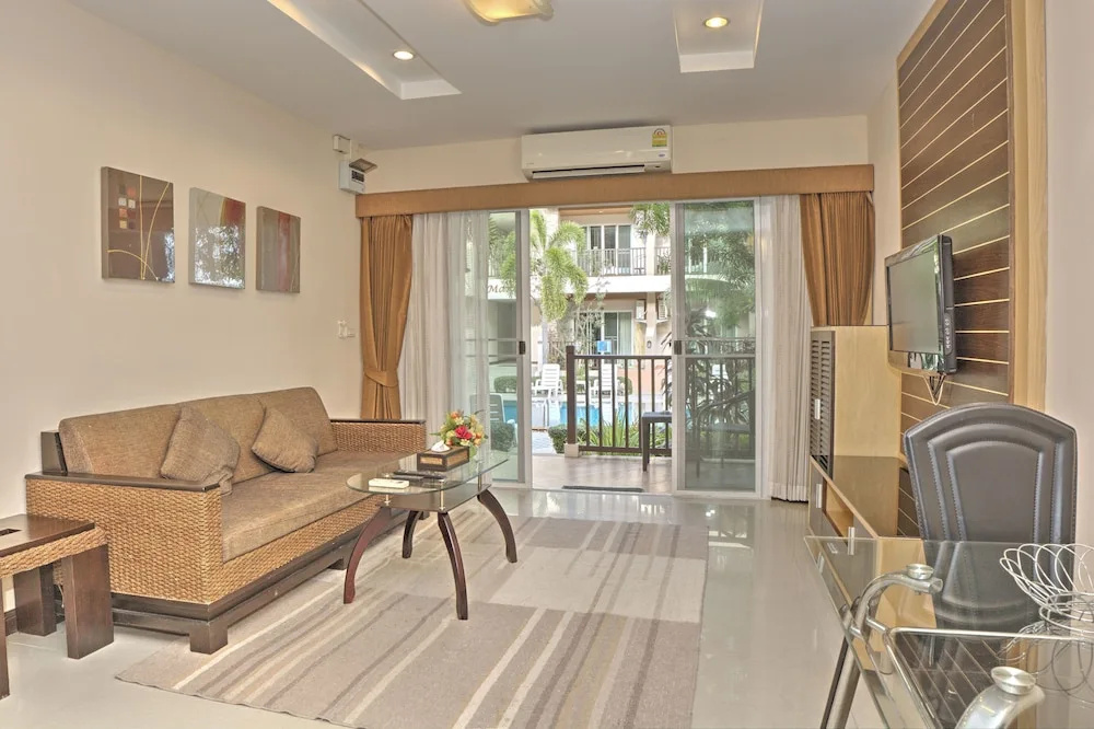 Deluxe Double Suite with pool view (full double bed)