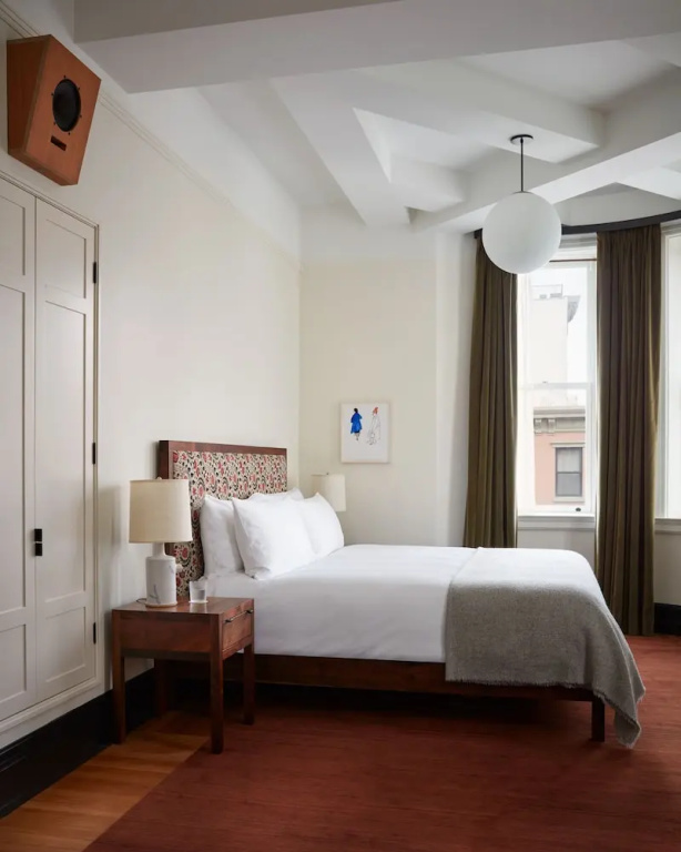 Corner Double room (full double bed)