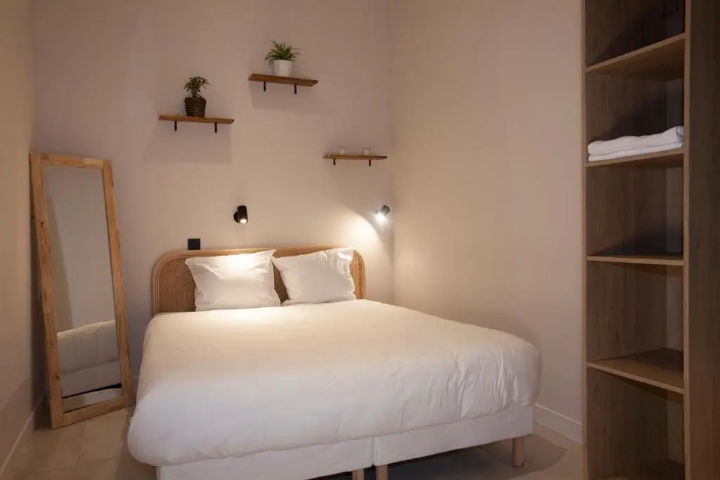 Deluxe Double room (full double bed)