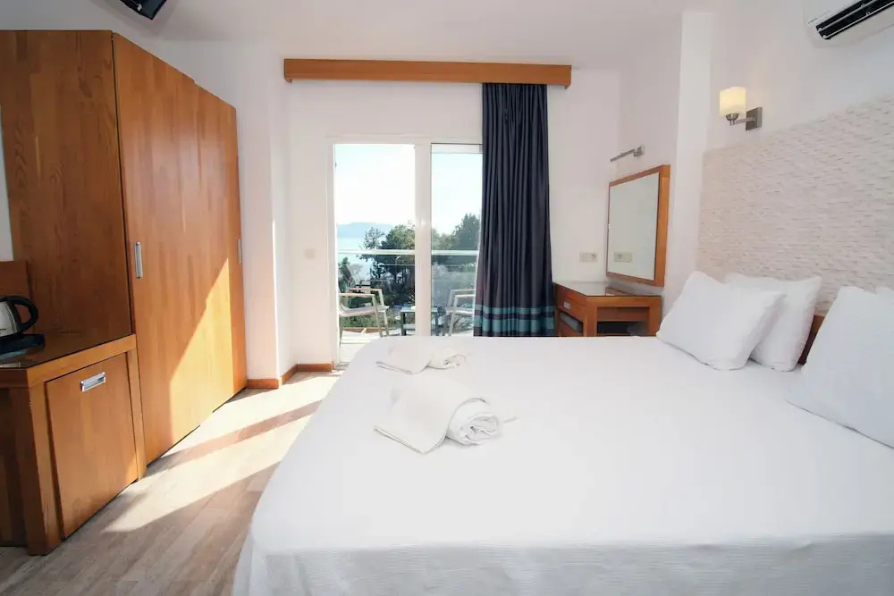 Standard Triple room with balcony and with sea view