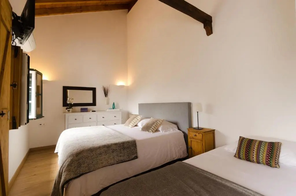 Deluxe Double room (full double bed)