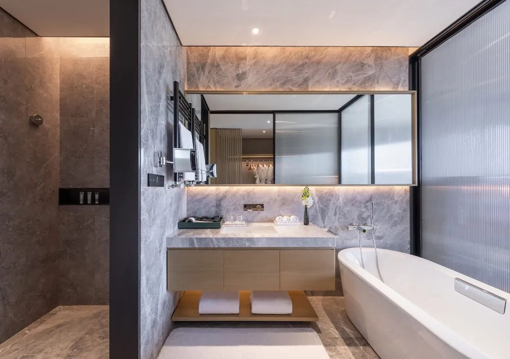 Standard room with balcony and with lake view