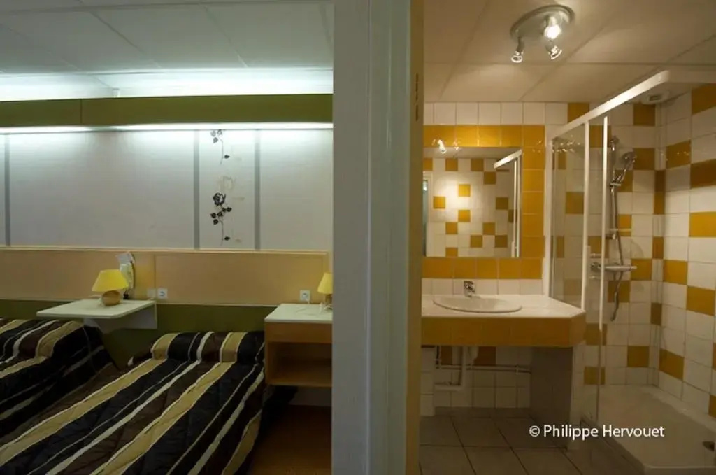 Hôtel-Restaurant La Crèche et sa piscine intérieure - Logis Hôtels - Chambres