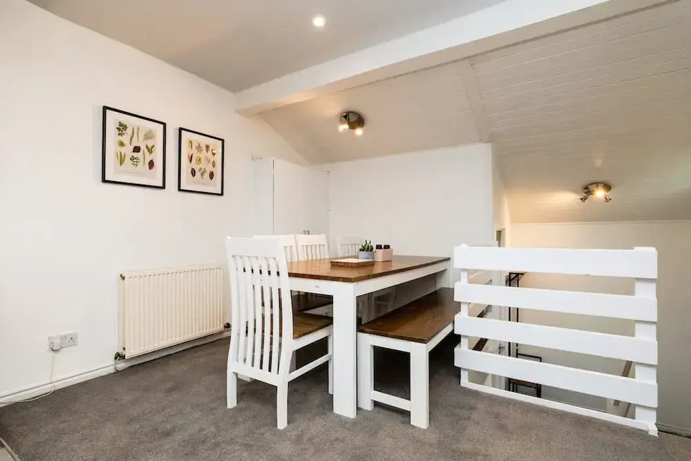 3 Bed House-free Parking-6beds