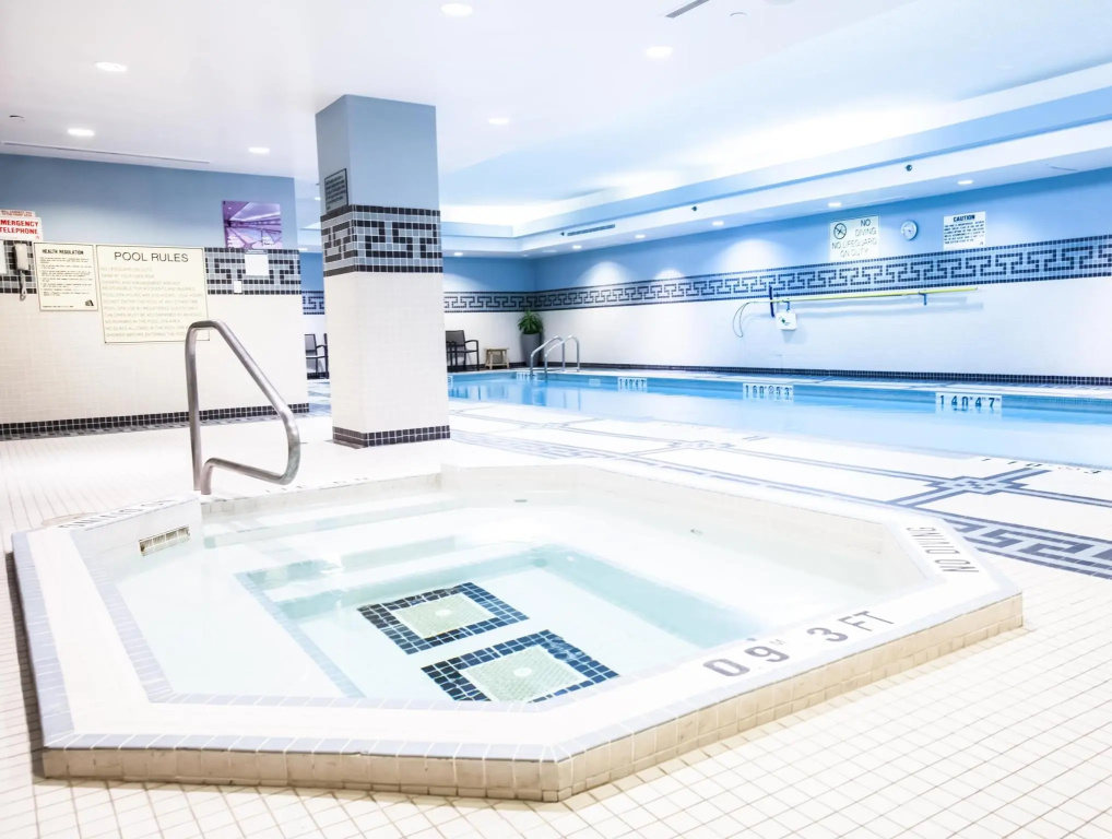 Best Western Premier Toronto Airport Carlingview Hotel - 4