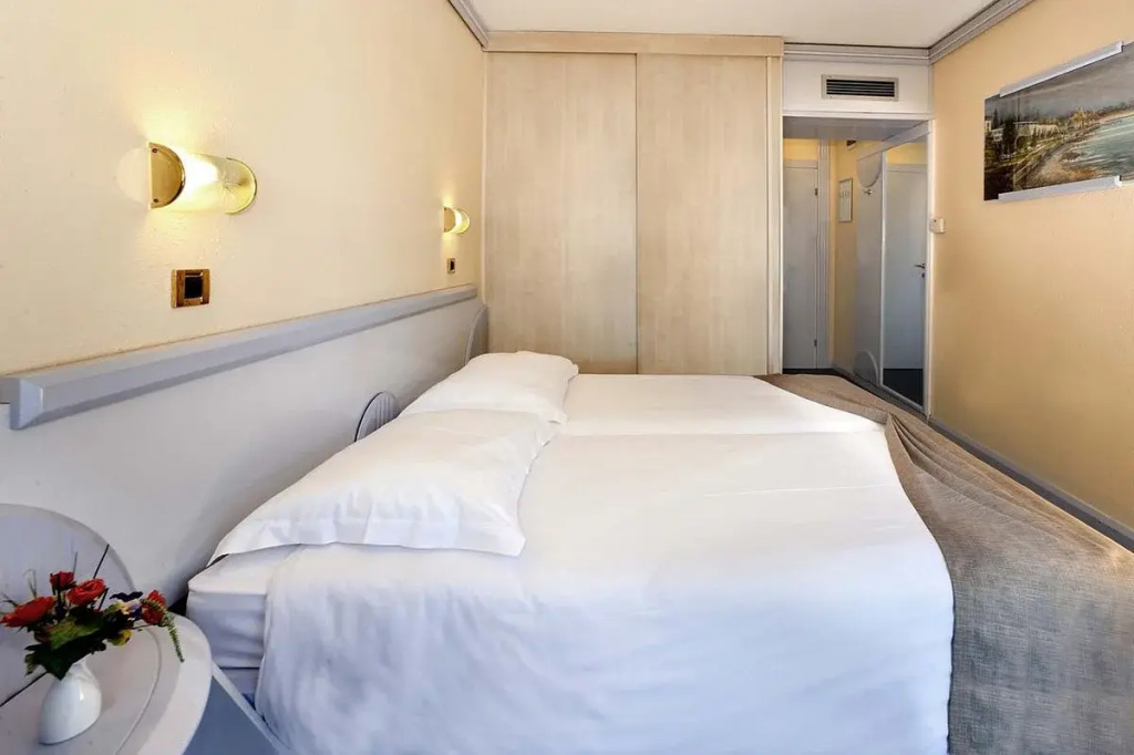 Classic Double room with balcony (full double bed)
