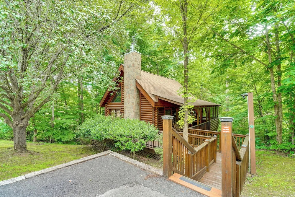 Cozy Family Cabin w/ Hot Tub ~ 4 Mi to Dollywood!
