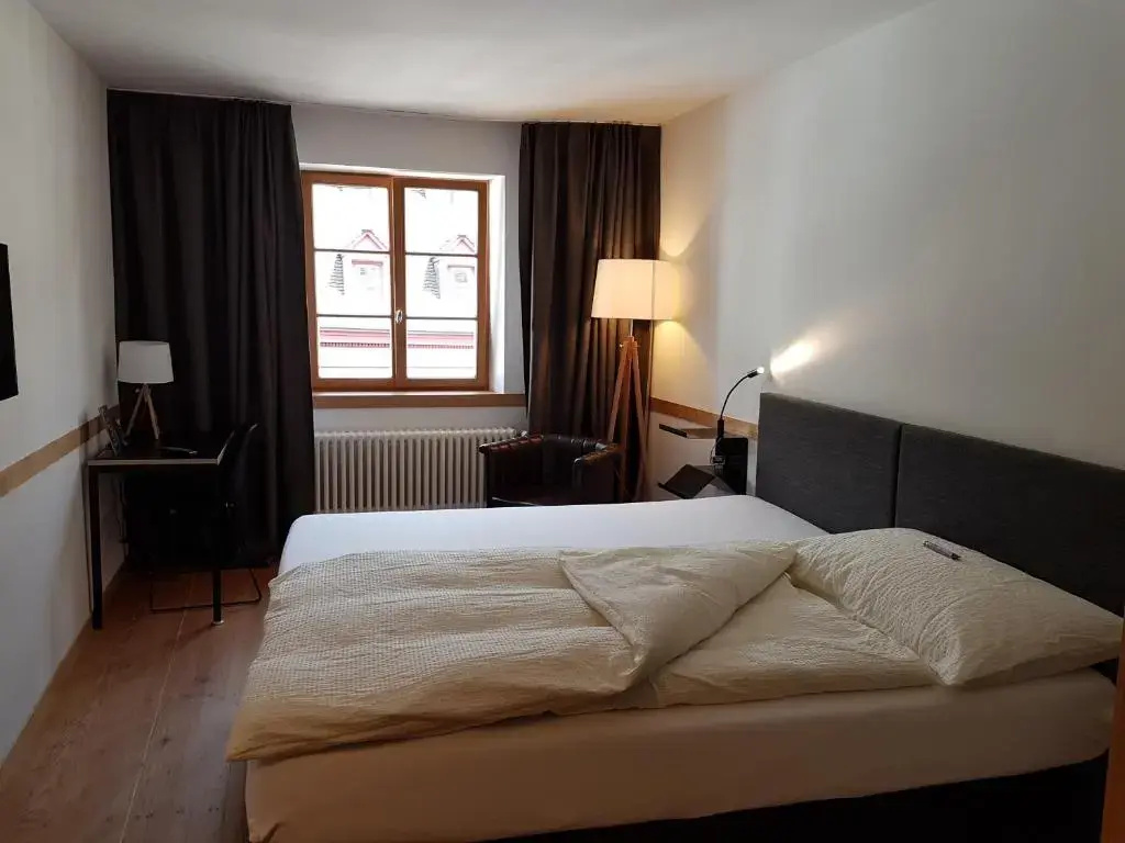 Standard Double room with city view (full double bed)