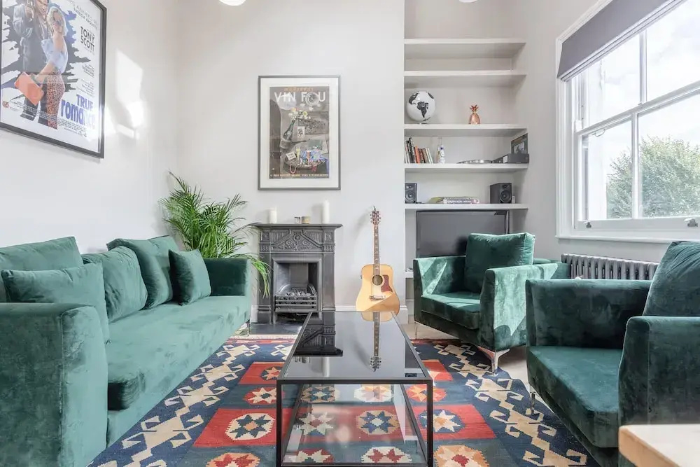 Stunning 2 Bedroom 2 Storey Flat in Amazing Location