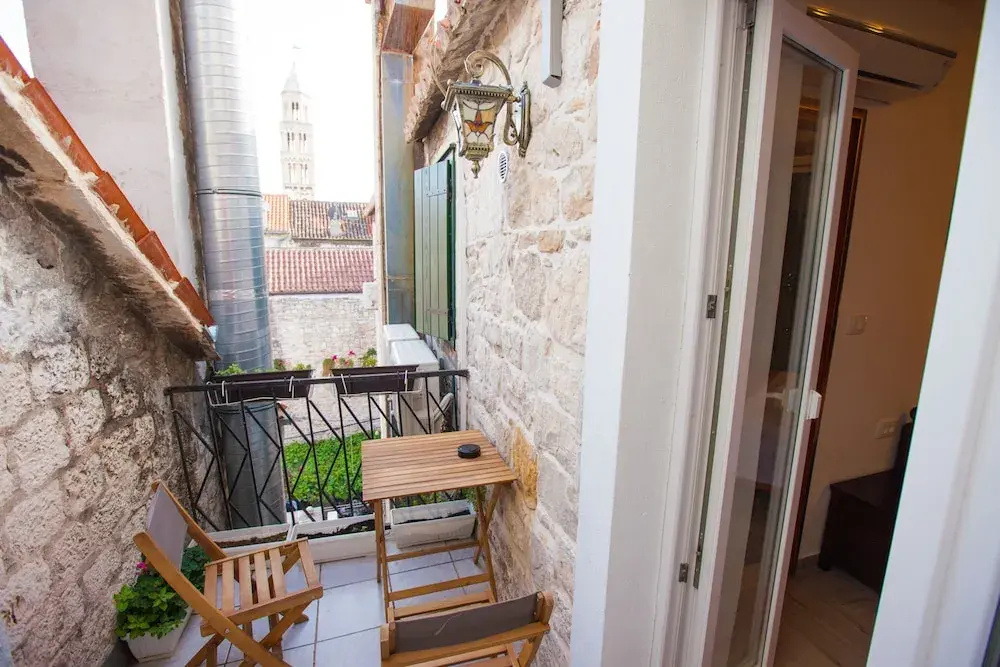 Deluxe Double room with city view (full double bed)
