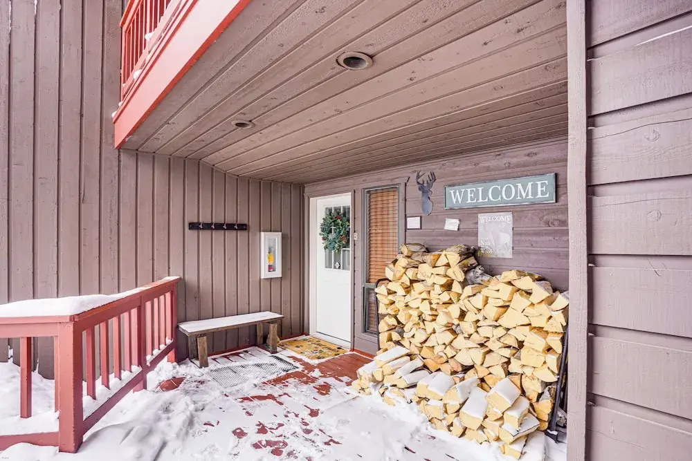 Ski-in, Ski-out Brian Head Condo w/ Fireplace!