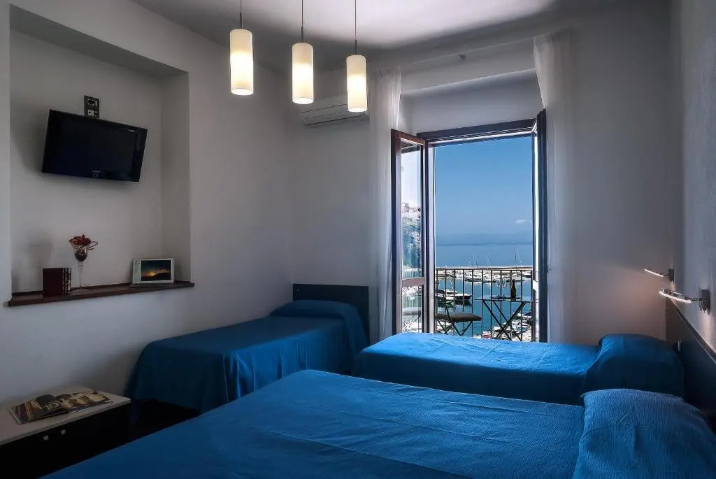 Standard Quadruple room with sea view