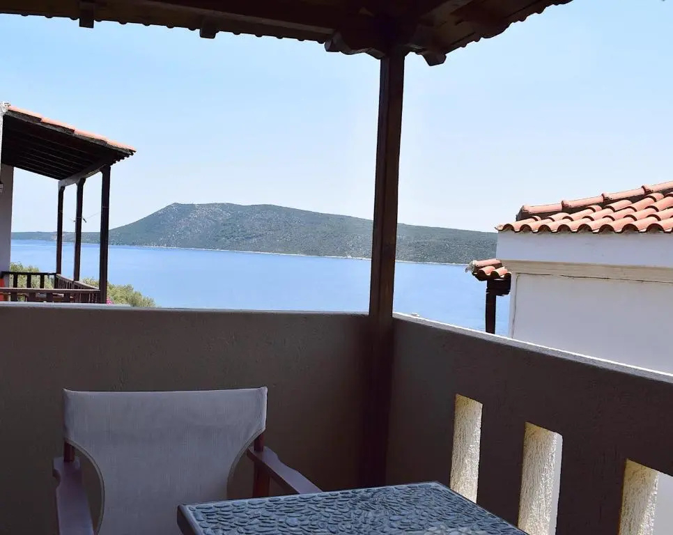 Standard Triple room with partial sea view