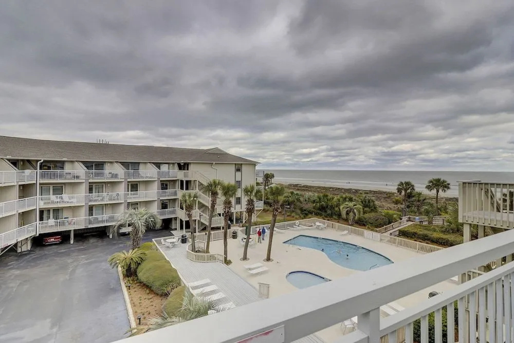 Breakers 320 by RedAwning