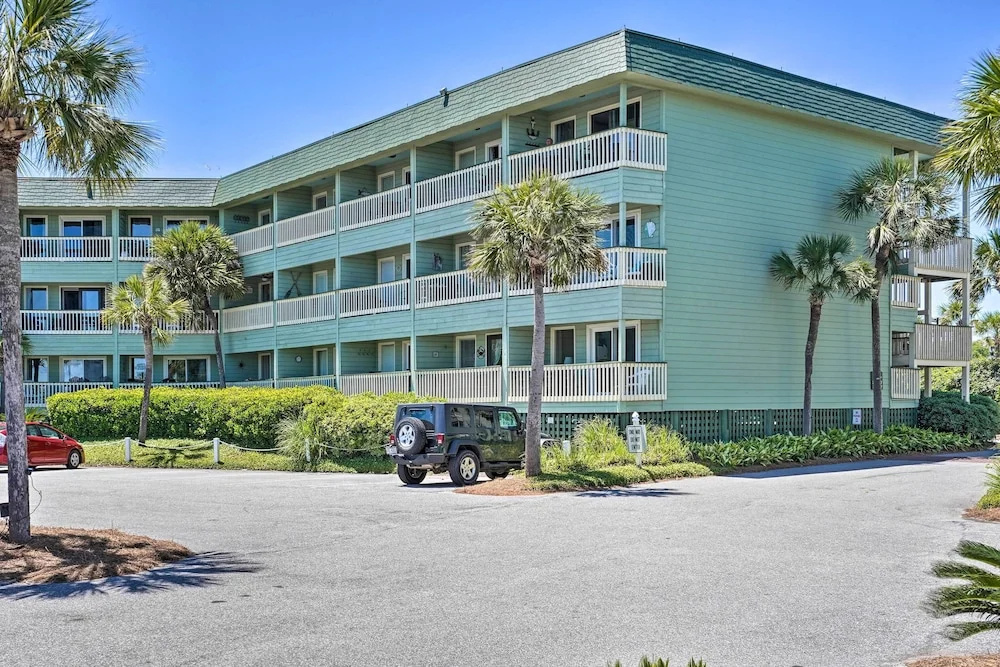 Beachfront Isle of Palms Condo w/ Balcony & Pool!