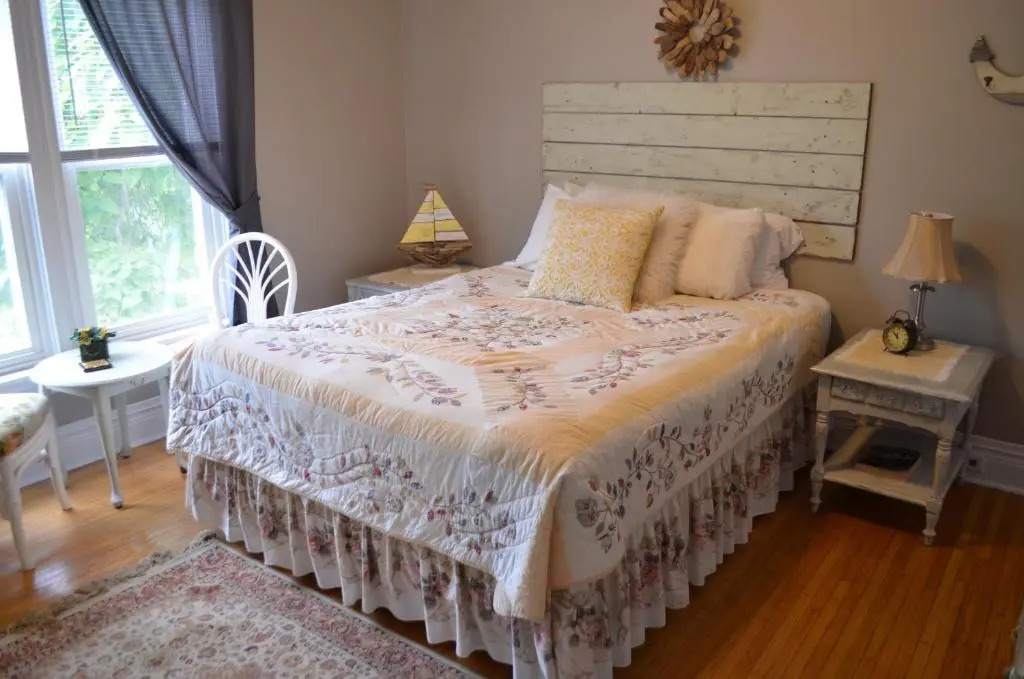 Deluxe Double Suite full double bed