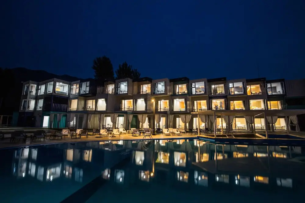 Parotia Waterhouse Hotel