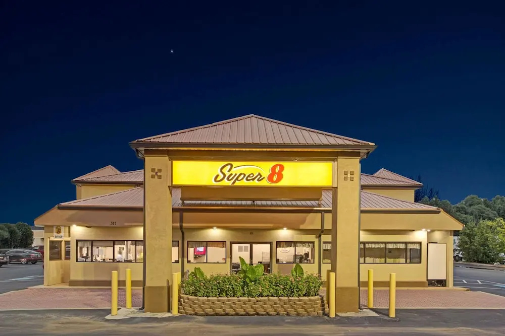 Super 8 Suwanee