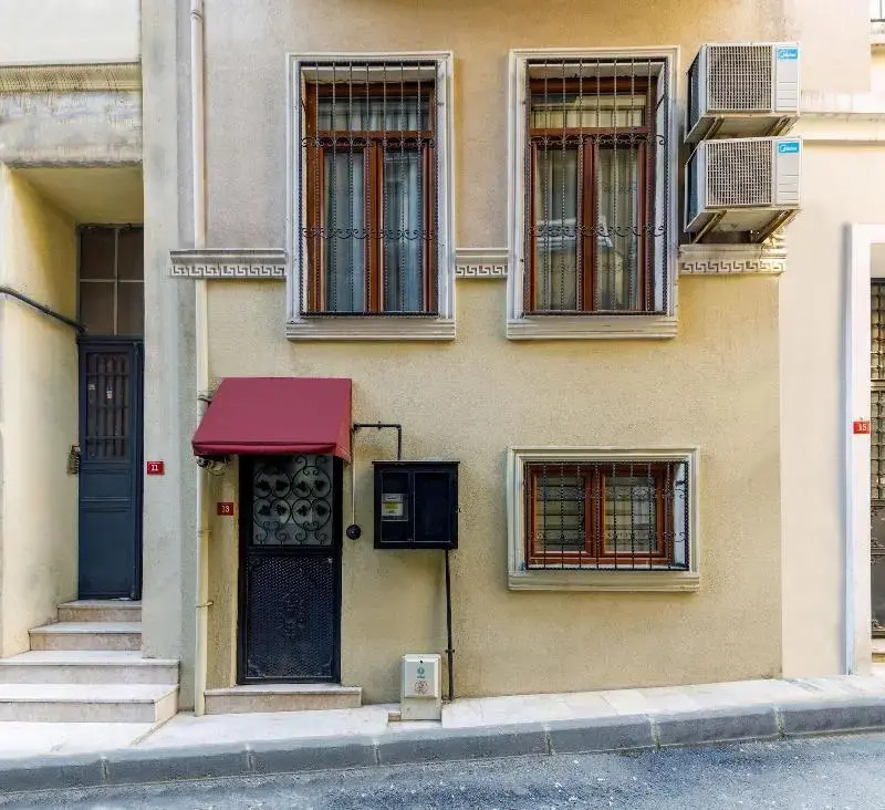 Senior Pera Suites