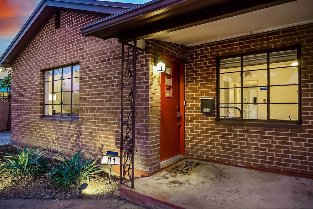 Sun-lit Phoenix Gem: Backyard Entertainment Patio!