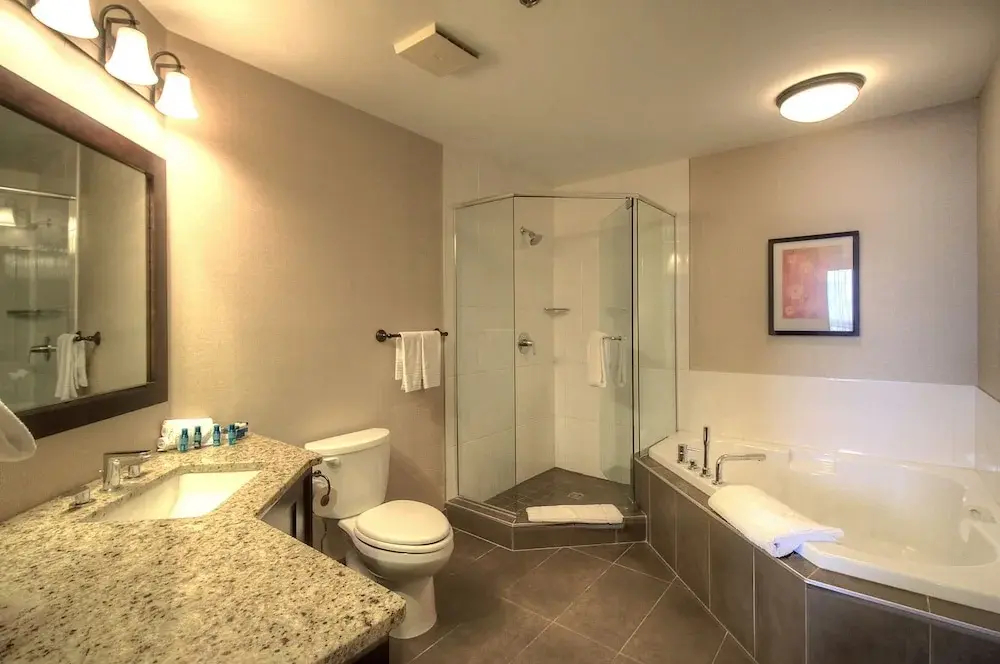 Grand Suites Grand Okanagan by KelownaGo - фото 8