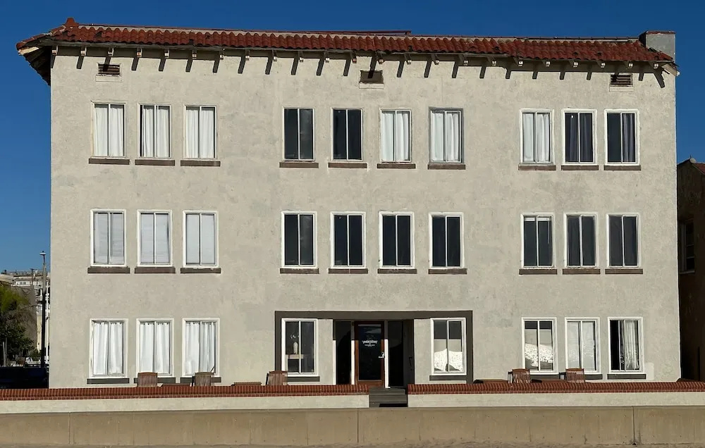 The Vurpillat Beachfront Hotel — фото