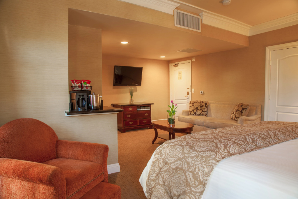 Best Western Plus Sunset Plaza Hotel — фото