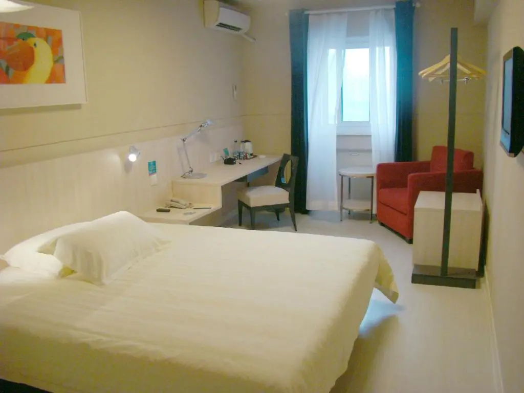 Business Double room (full double bed)