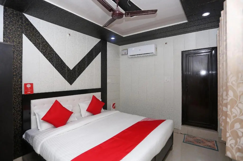 Om Mukunda By WB Inn