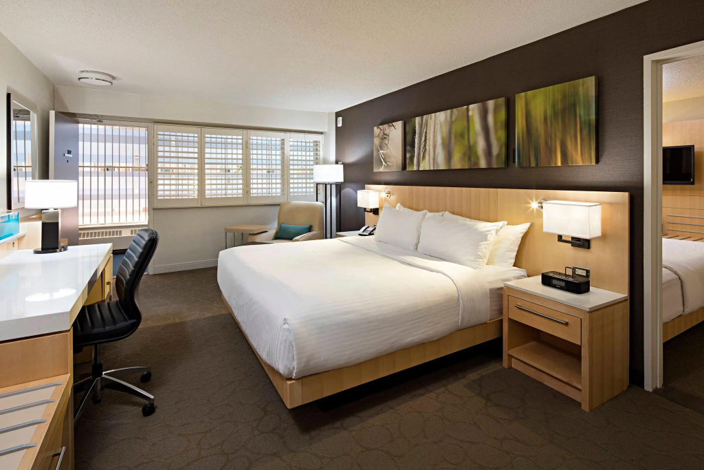Family Suite with pool view