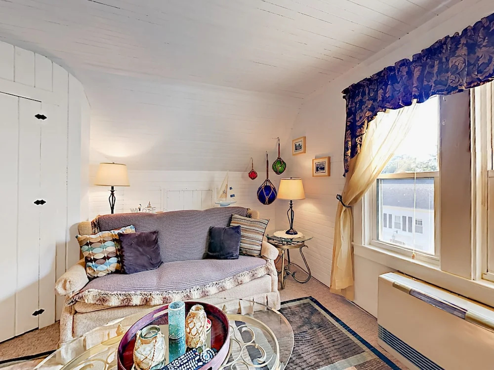 Romantic Crow’s Nest Hideaway 1 Bedroom Apts